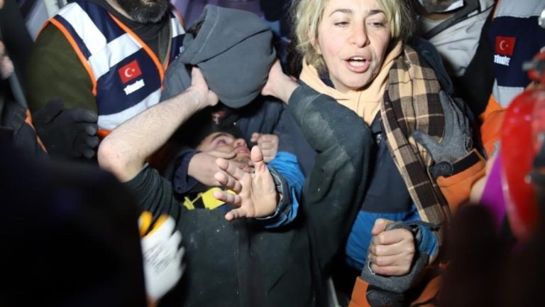 Gaziantep’te idrarını içerek depremden sağ çıktı