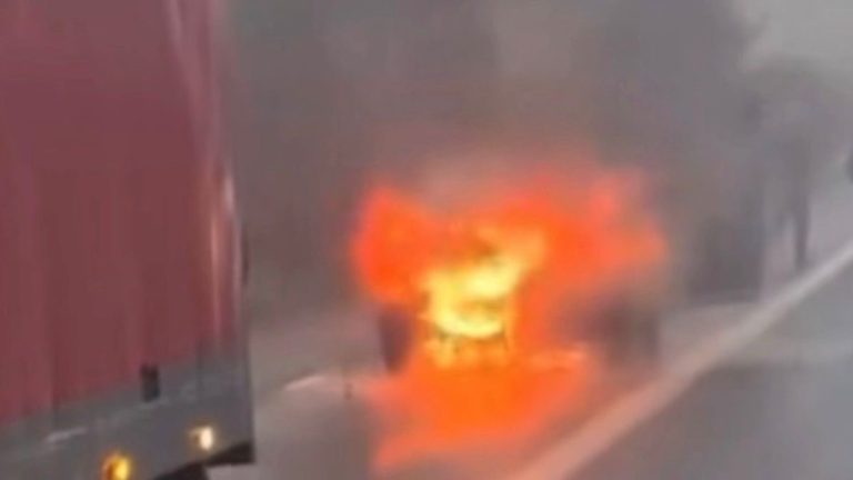 Gaziantep’te seyir halindeki araç alev alev yandı