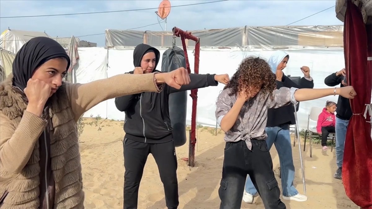 Gazze’de çadır kentte ring kurdular: Filistinli kızlar boksta şampiyonluk hayali kuruyor