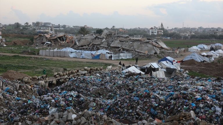 Gazze’de zor koşullar altında yaşam mücadelesi