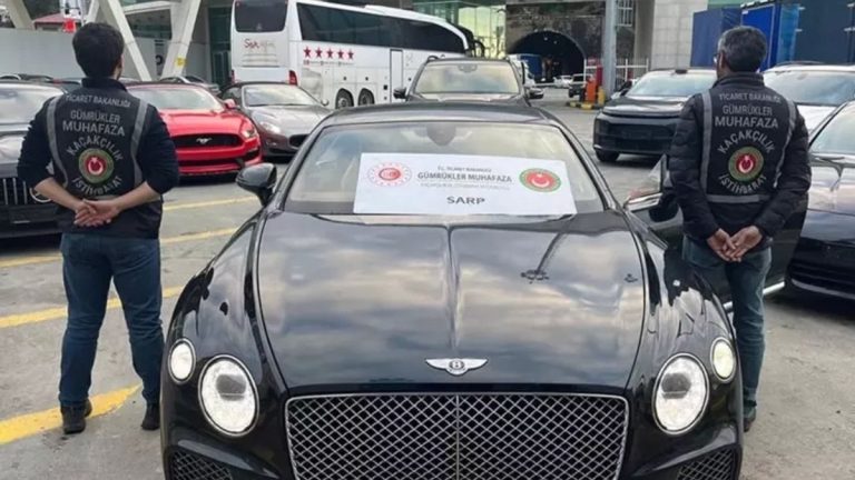 Gümrükler Muhafaza ekiplerinden Sarp Kapısı’nda 65 lüks araç operasyonu