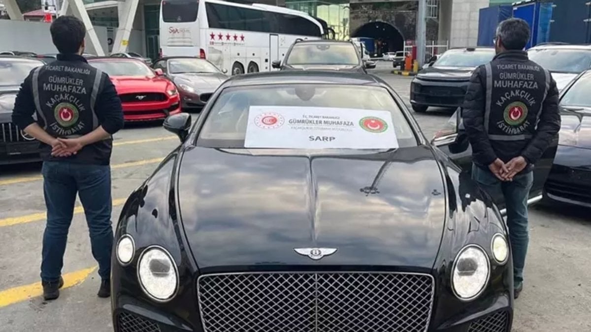 Gümrükler Muhafaza ekiplerinden Sarp Kapısı’nda 65 lüks araç operasyonu