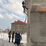 Hakkari’de çatıda asılı kalan vatandaş kurtarıldı