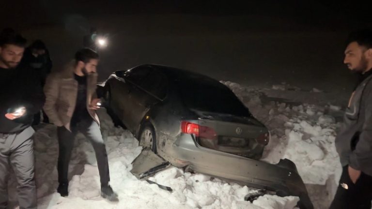 Hakkari’de kontrolden çıkan otomobil 30 metre savruldu: 3 yaralı