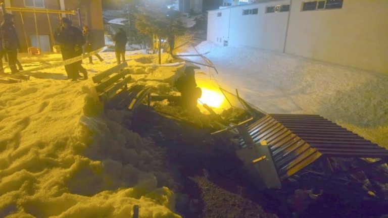 Hakkari’de yoğun yağış, istinat duvarını çökertti