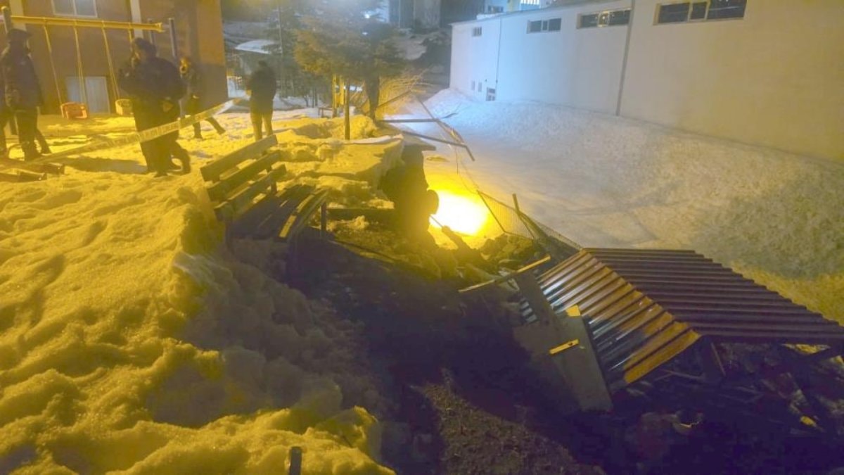 Hakkari’de yoğun yağış, istinat duvarını çökertti