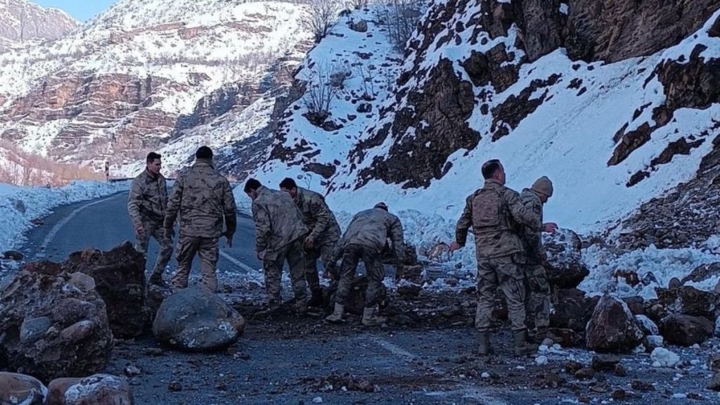 Hakkari’de yola düşen kaya parçalarını Mehmetçik temizledi