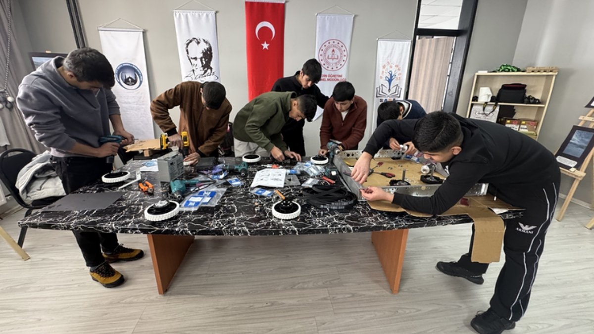 Hakkarili liseliler ‘Biz de yapabiliriz’ diyerek robot arenasına çıktı