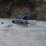 Hatay’da aşırı yağış sonrası ortaya çıkan selde araçlar yolda mahsur kaldı