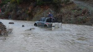 Hatay’da aşırı yağış sonrası ortaya çıkan selde araçlar yolda mahsur kaldı