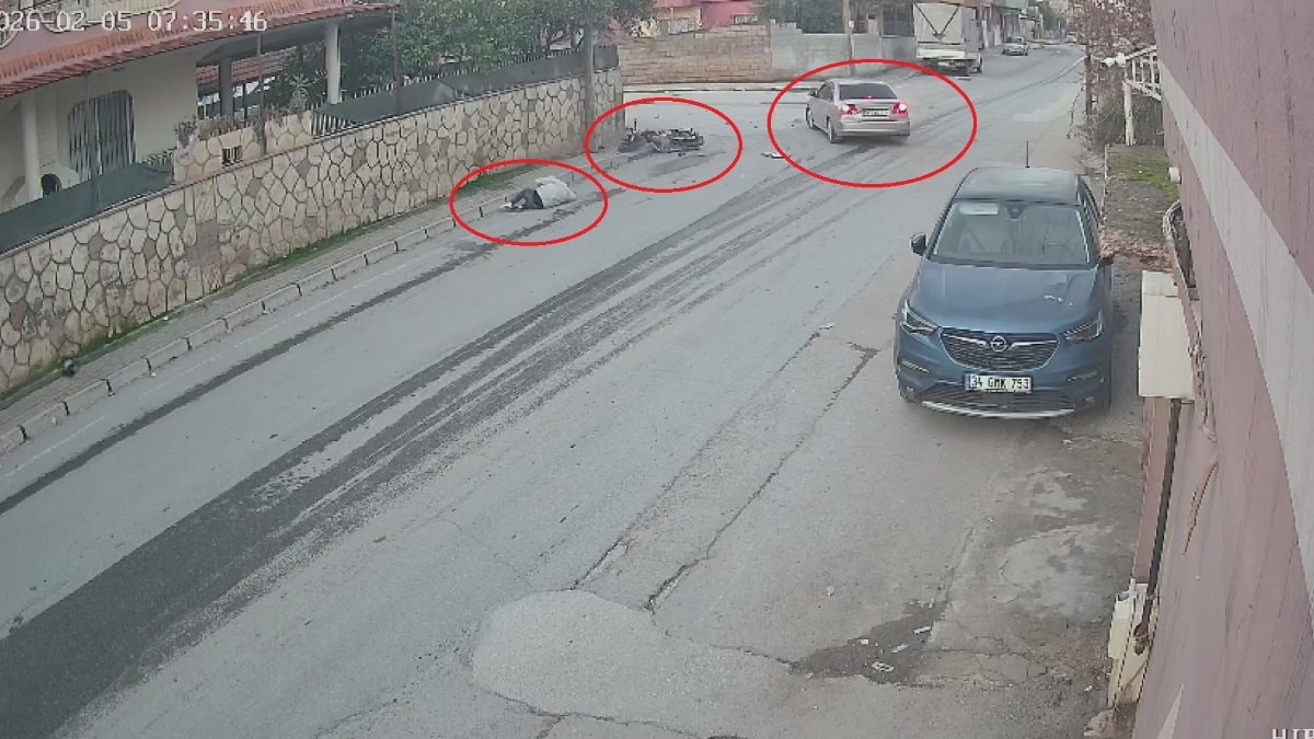 Hatay’da feci kaza: Motosiklet sürücüsü metrelerce savruldu