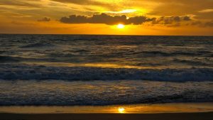 Hatay’da gün batımı gökyüzünü renklere boyadı