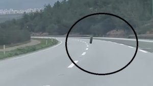 Hatay’da otobanda kopan tır lastiği, metrelerce yol aldı