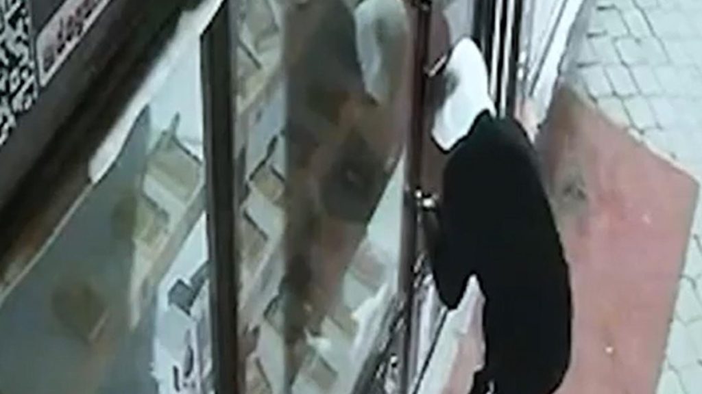 Iğdır’da iş yerine camını tekmeyle kırıp girdiler: 100 bin TL’lik telefon çaldılar