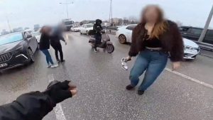 İlginç trafik kavgası kask kamerasında: Havada buluşup, yerde yumruklaştılar