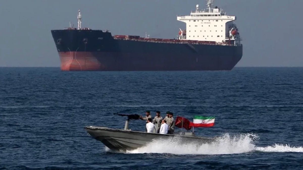 İran’da kaçak akaryakıt operasyonu: 48 tekneye el konuldu