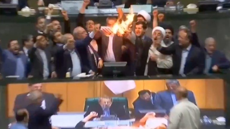 İran’da vekiller parlamentoda ABD bayrağı yaktı