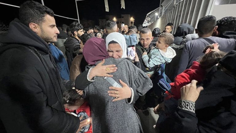 İsrail, para ve tehditle Gazze’ye dönüşü durduruyor