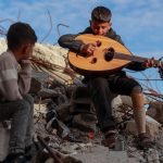 İsrail saldırısında bacağını kaybeden Filistinli çocuk, umudu müzikte buldu