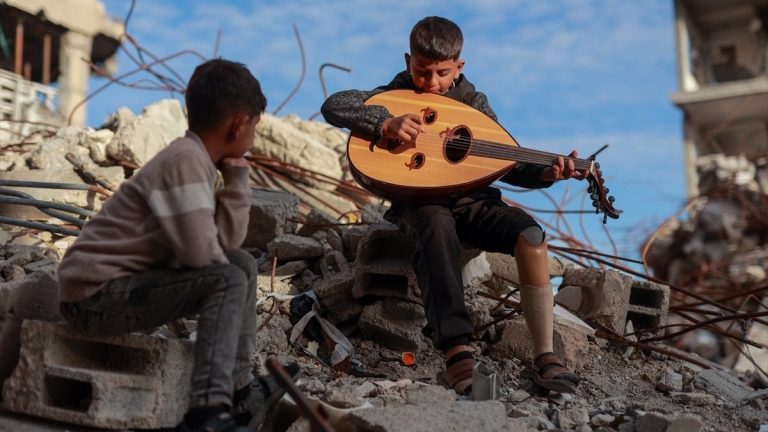 İsrail saldırısında bacağını kaybeden Filistinli çocuk, umudu müzikte buldu