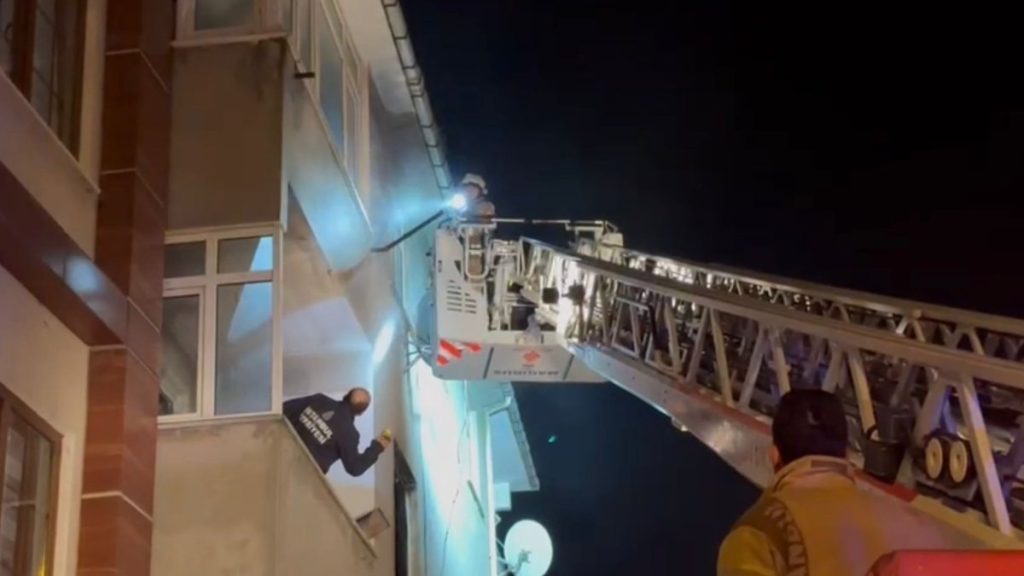 İstanbul’da 3 katlı binada yangın: 1 yaralı