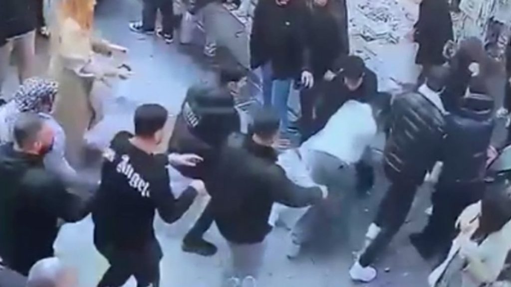 İstanbul’da alışveriş yapmak istemeyen Çinli turist dövüldü