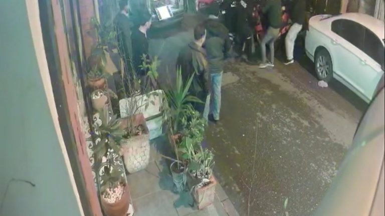 İstanbul’da alkollü şahıs kendini bıçakladı