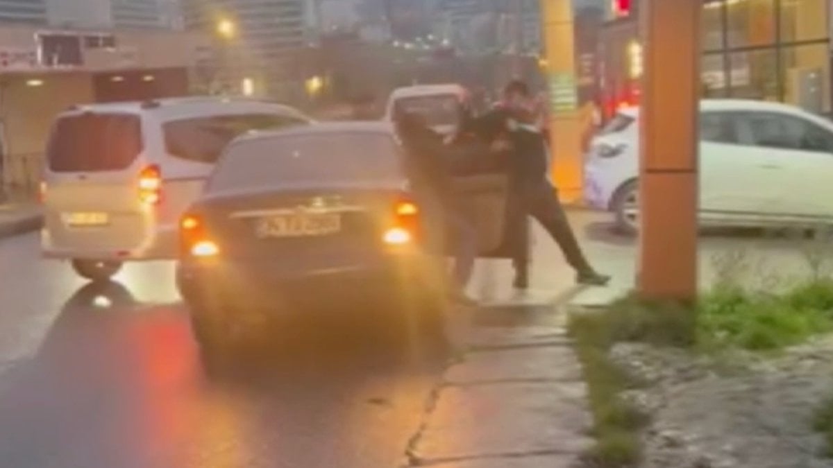 İstanbul’da bir maganda önünü kestiği aracın sürücüsünü darbetti: O anlar kamerada