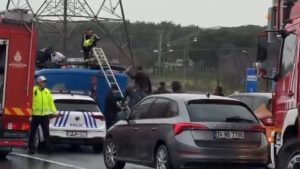 İstanbul’da cezaevi nakil aracı devrildi