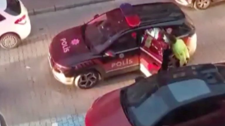 İstanbul’da film gibi kovalamaca: Polisten kaçıp park halindeki araçlara çarptılar