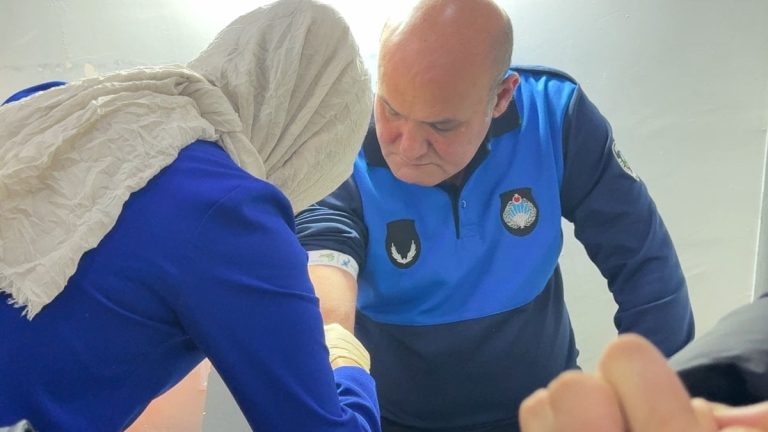 İstanbul’da kaldırıma park edilen aracın fotoğrafını çeken zabıtaya yumruklu saldırı