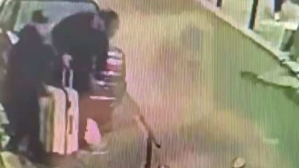 İstanbul’da kesik baş cinayeti: Cesedi valizde taşıdıkları görüntüler ortaya çıktı