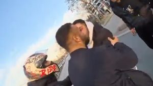 İstanbul’da motosiklet sürücüsünün önünü kesip darbettiler: Erkeksen karakola gel