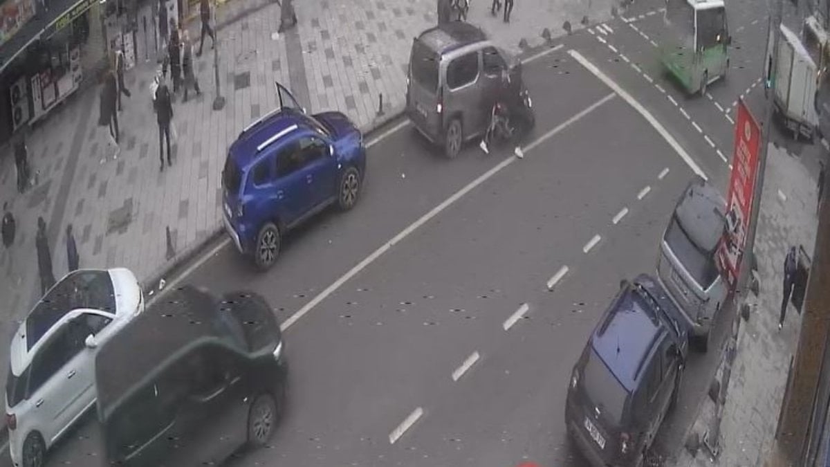 İstanbul’da ön kaldıran motosikletli kaza yaptı