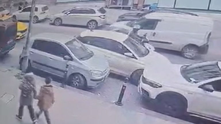 İstanbul’da otomobil, park halindeki 2 araca çarpıp kaçtı