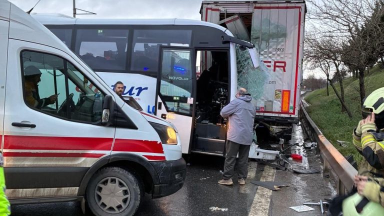 İstanbul’da park halindeki tıra çarpan midibüste 13 kişi yaralandı