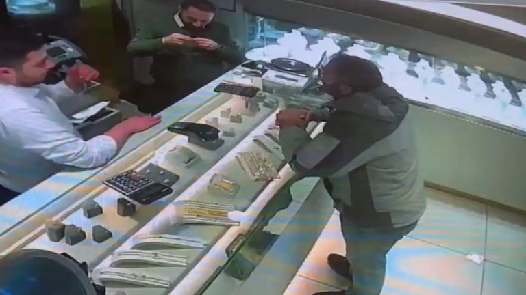 İstanbul’da sahte altın kolyeyle kuyumcuyu dolandırdı: Gerçek eritilince öğrenildi