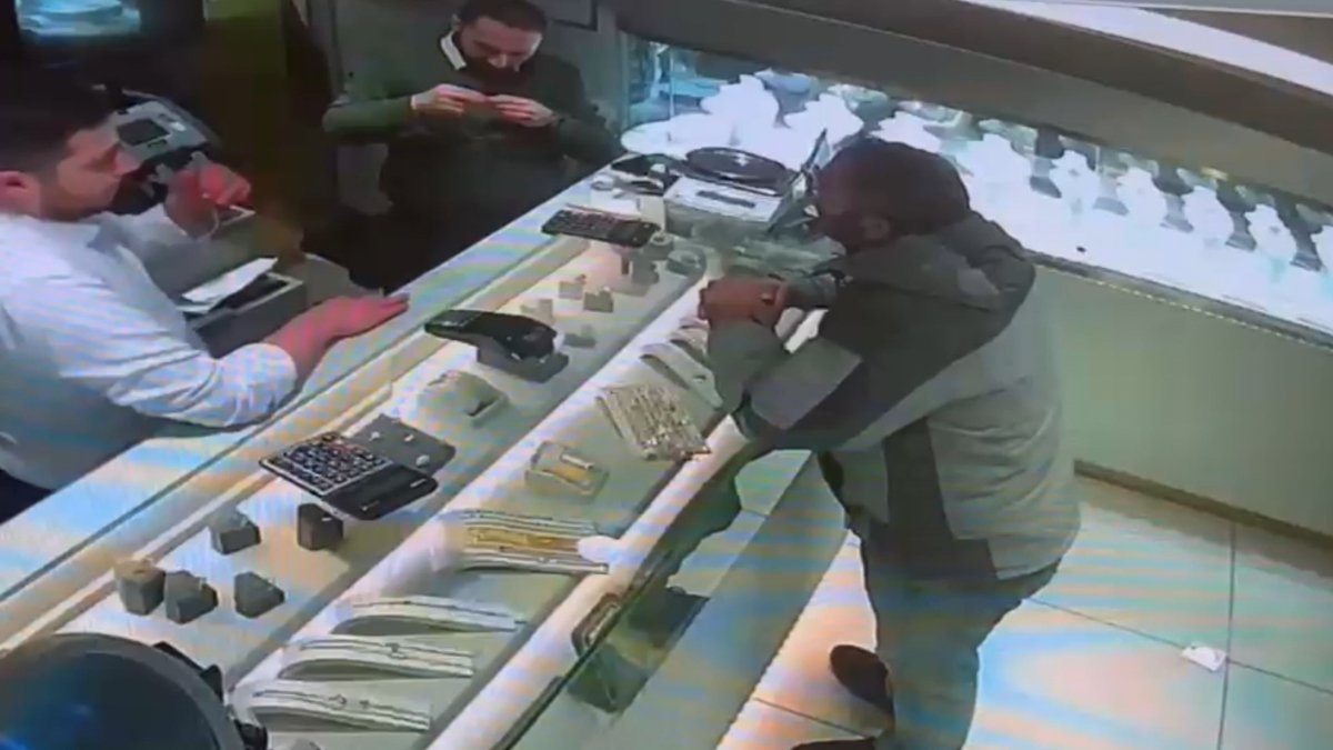 İstanbul’da sahte altın kolyeyle kuyumcuyu dolandırdı: Gerçek eritilince öğrenildi