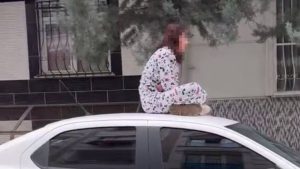 İstanbul’da sinir krizi geçiren kadın otomobil üzerinde zıpladı