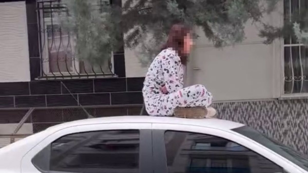 İstanbul’da sinir krizi geçiren kadın otomobil üzerinde zıpladı