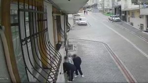 İstanbul’da sokakta buldukları çantadan para aldılar: Sosyal medyada görünce iade ettiler