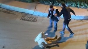 İstanbul’da sokaktaki tartışma sonrası kendini yerden yere attı: Elektrik direğine saldırdı