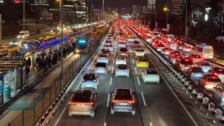 İstanbul’da trafik çilesi: Yoğunluk haritası yüzde 85’i gösterdi