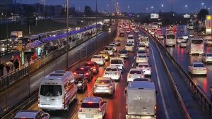 İstanbul’da trafik yoğunluğu iş çıkış saatleri ile beraber yüzde 80’e kadar çıktı