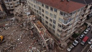 İstanbul’da yıkımı yapılan binadan kopan parçalar yandaki binaya hasar verdi