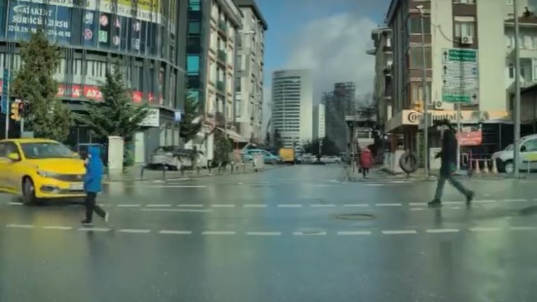 İstanbul’da yolun karşısına geçmeye çalışan çocuğa taksi çarptı