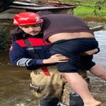 İtfaiye eri vatandaşı sırtında taşıdı