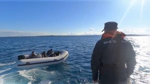 İzmir açıklarında kaçak göçmen hareketliliği: 43 kişi yakalandı