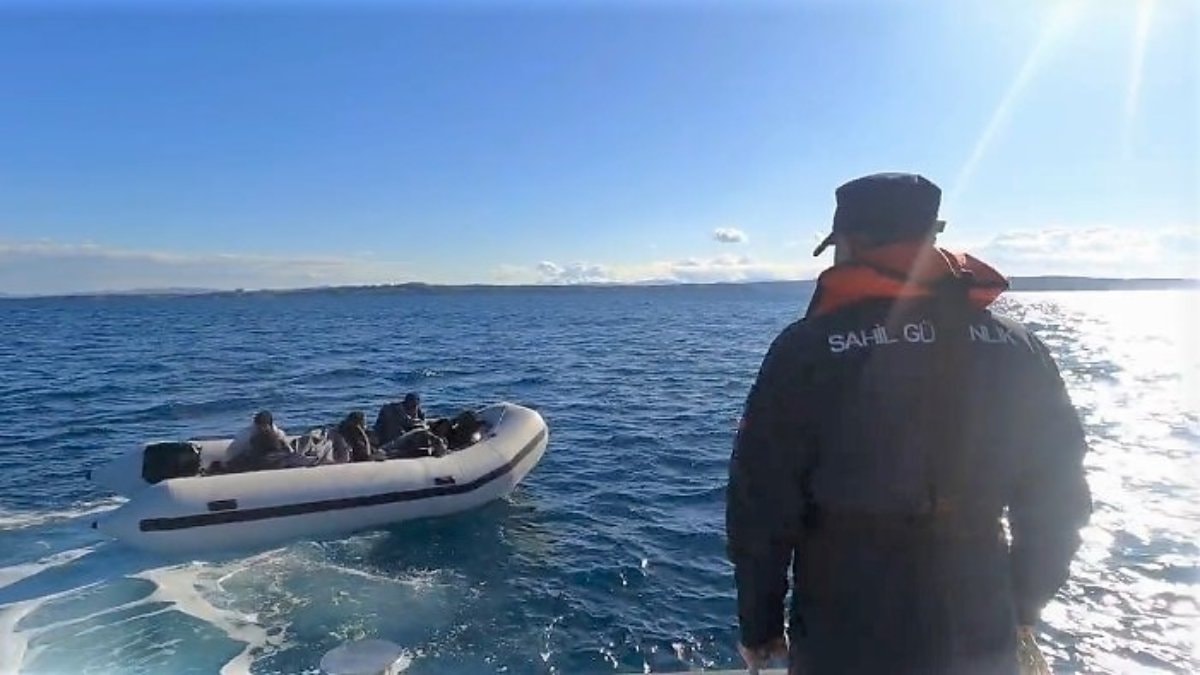 İzmir açıklarında kaçak göçmen hareketliliği: 43 kişi yakalandı