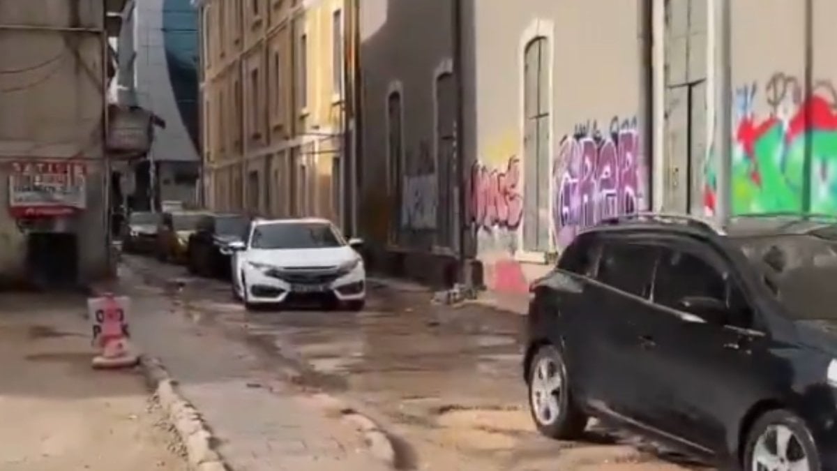 İzmir Alsancak’ta bozuk yollar